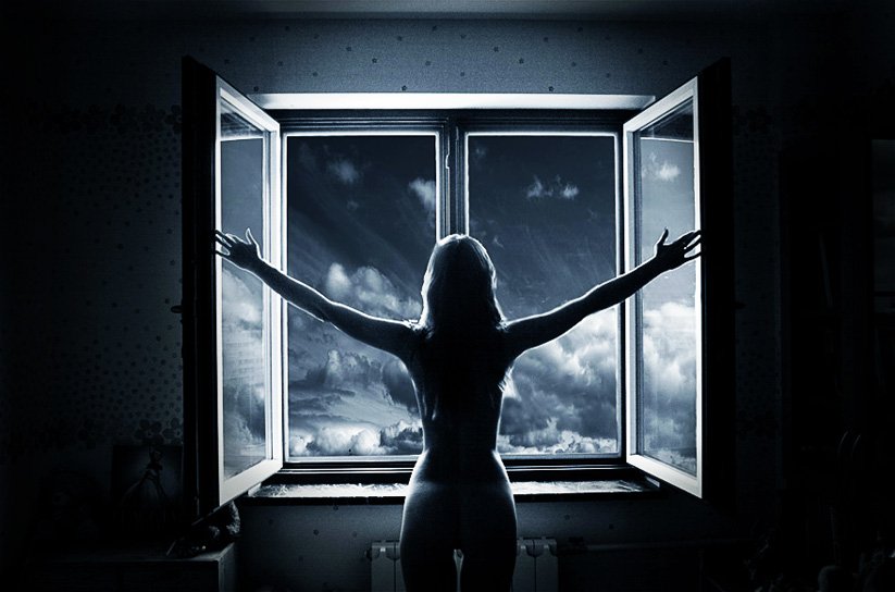 Мечтательница у окна совершенно голая