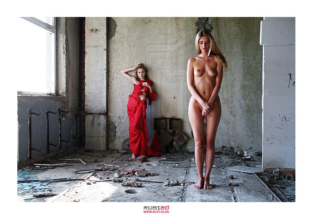 Девушка голая на заброшенной стройке фото