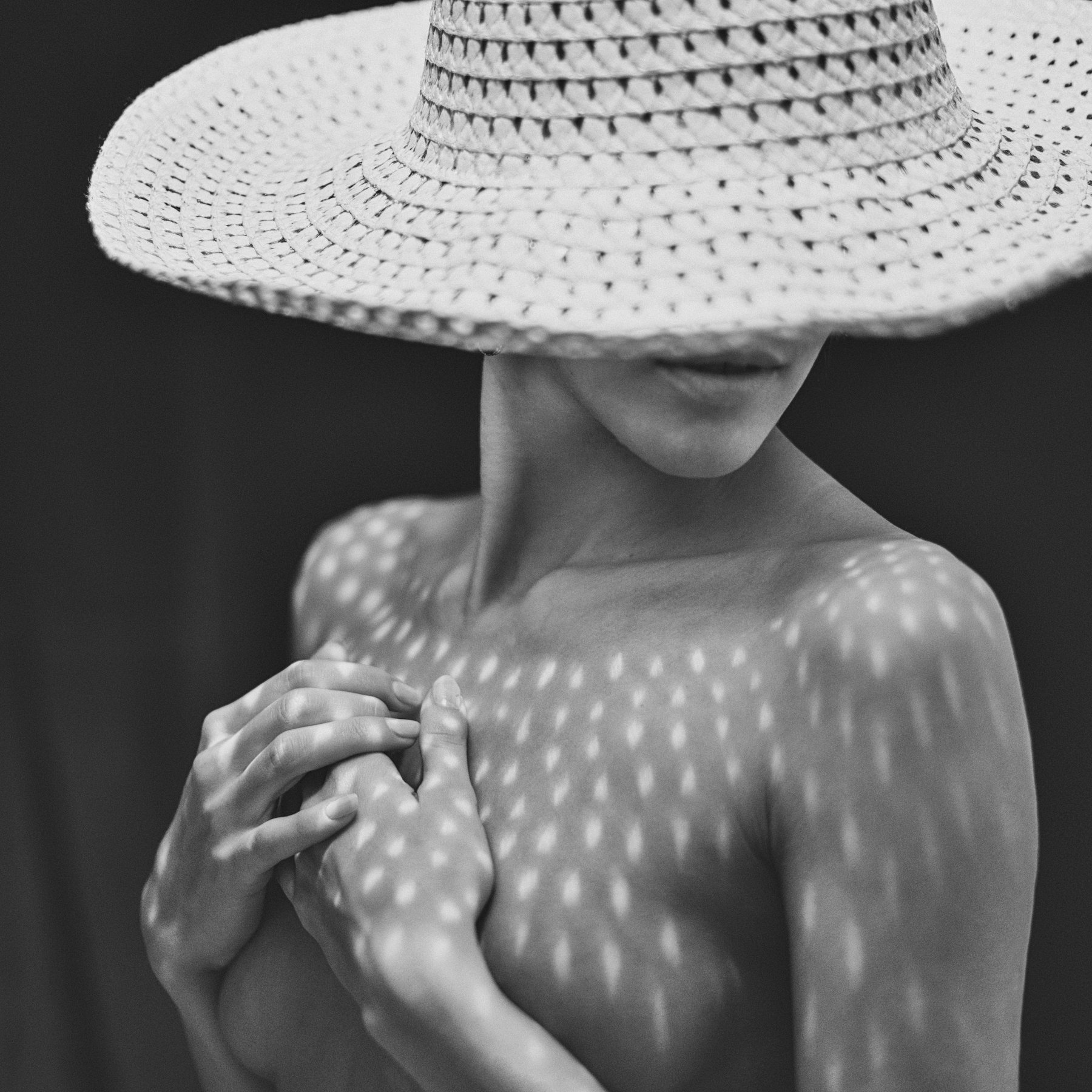 Невероятно красивая голая девушка в шляпе 