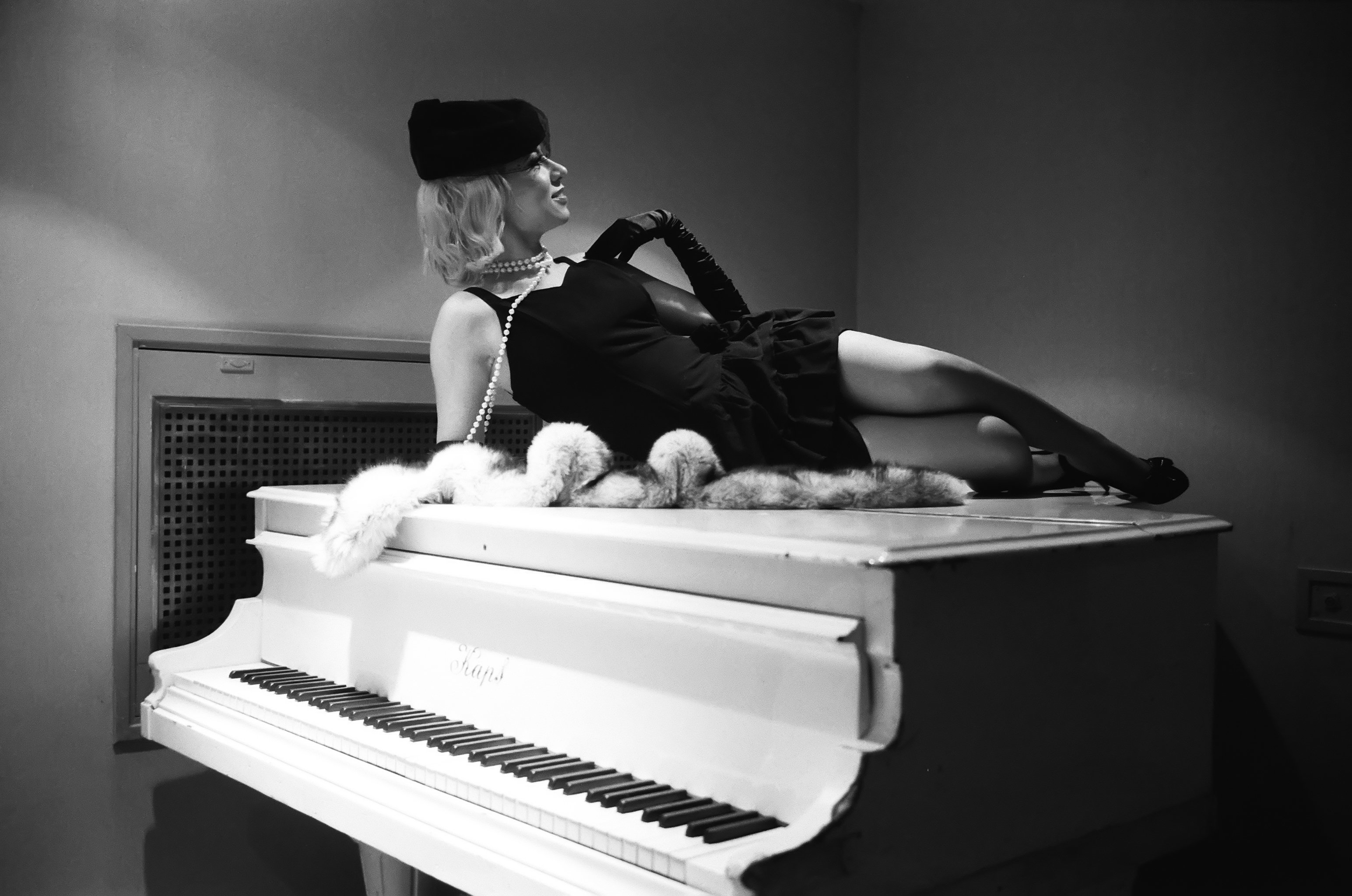 Шикарная девушка залезла на старый рояль