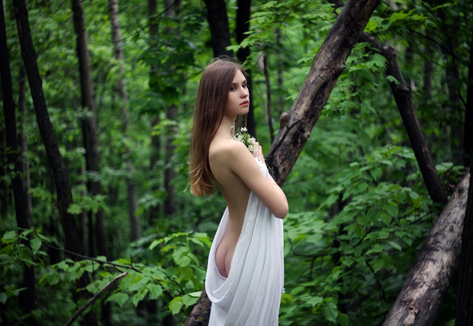Эротическая фотосессия Натальи на природе голой в лесу