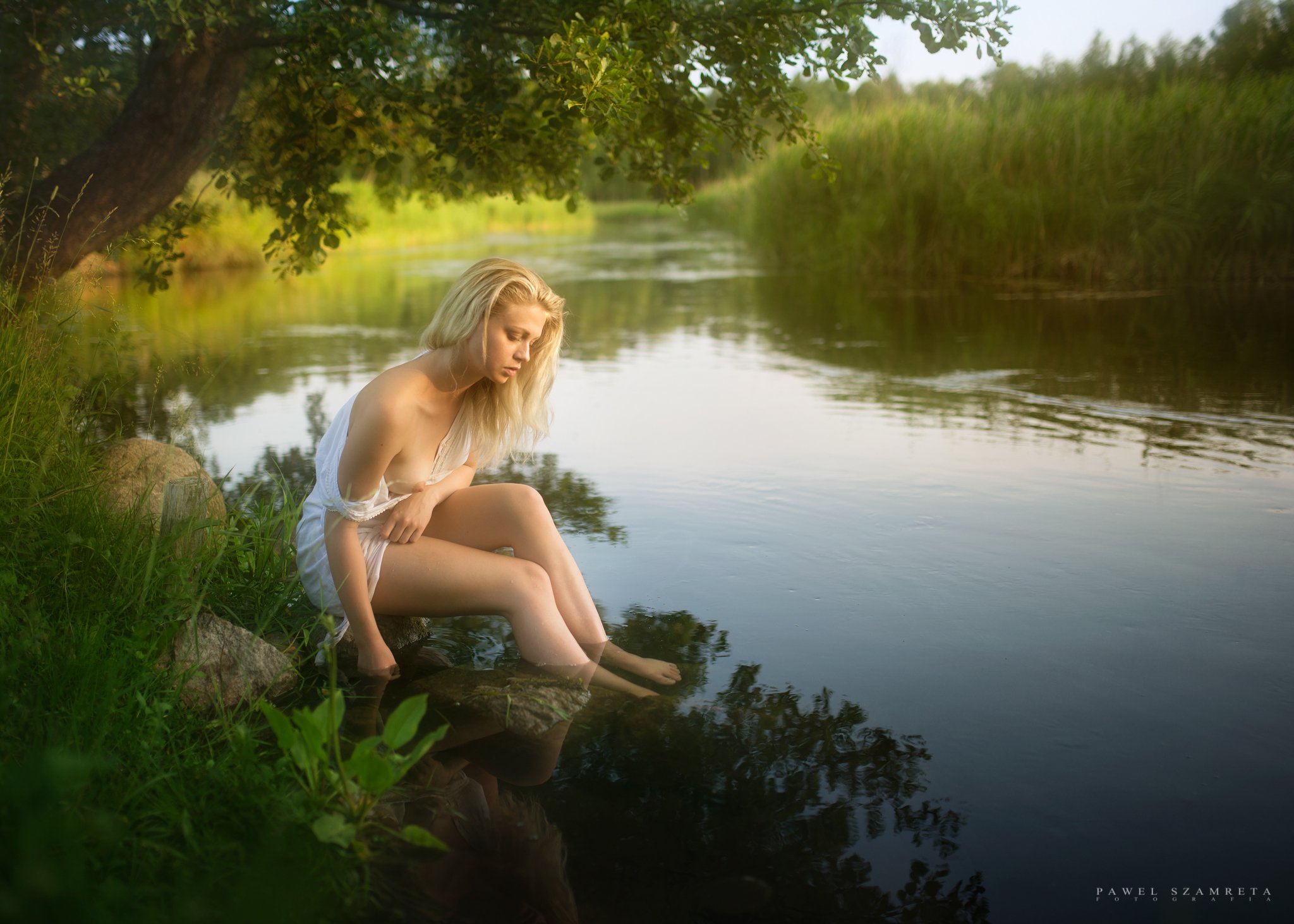 Симпатичная дивчина обнаженная на реке 15 фото эротики