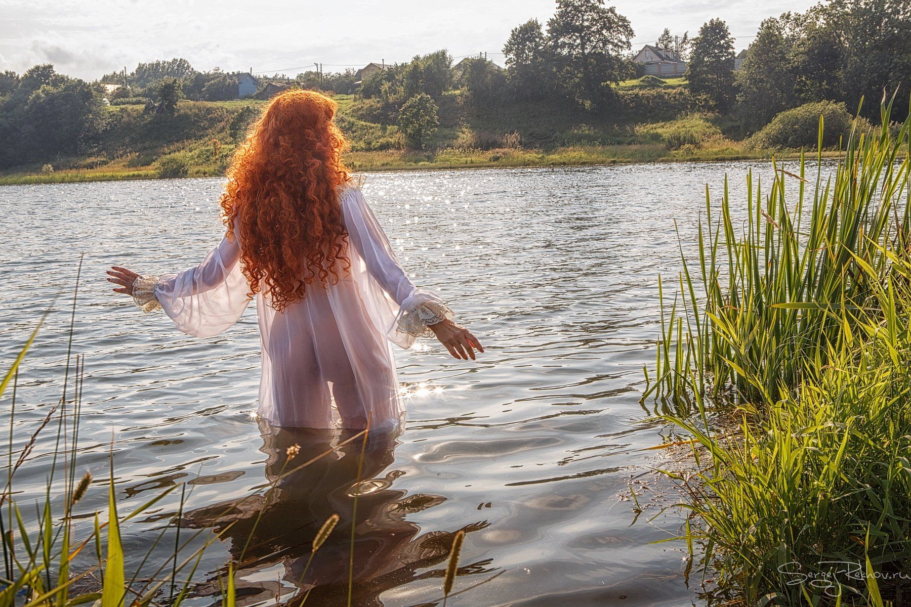 Грудастая женщина купается голой перед любовником в озере