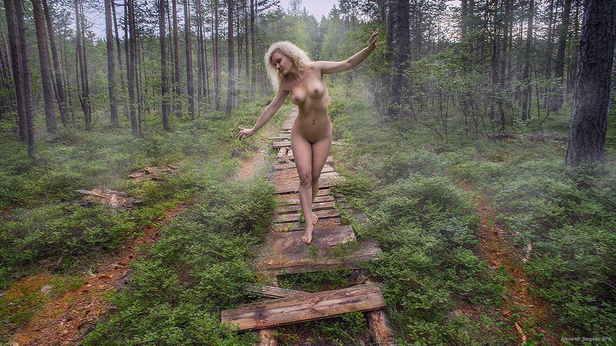 Грудастая нимфа гуляет по лесу голой