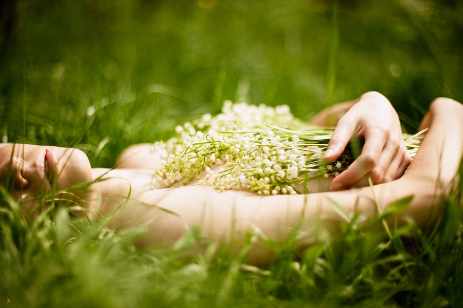 Красивая мокрая брюнетка на зеленой траве - фото эротика