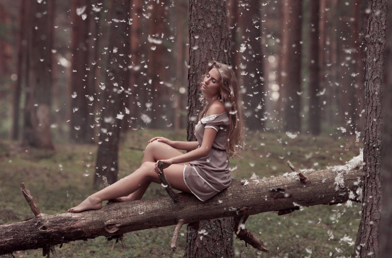 Худенькая девушка в осеннем лесу - эротика на природе