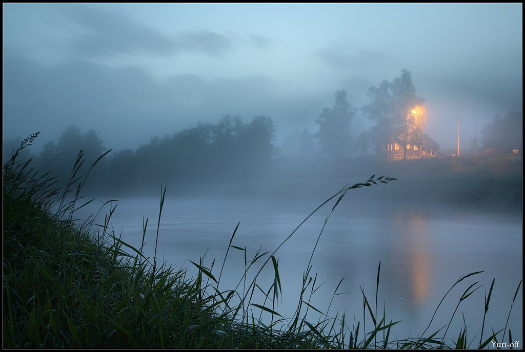 Там над травою. Туманное утро на реке. Костер в тумане. Туман река ночь. Вечер и ночь над рекой туман.