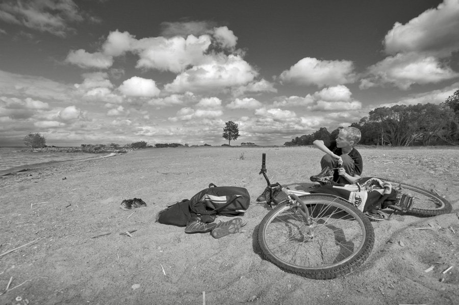 мальчишка,детство,финский залив,велосипед,ботинки,вода,небо,берег, Евгений Пугачев.