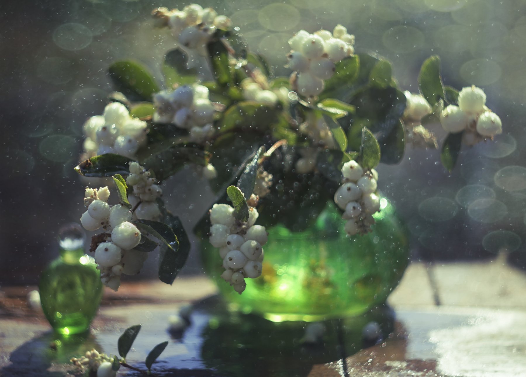 белые ягоды, зелёная ваза, флакон духов, натюрморт, Лионелла Зимина