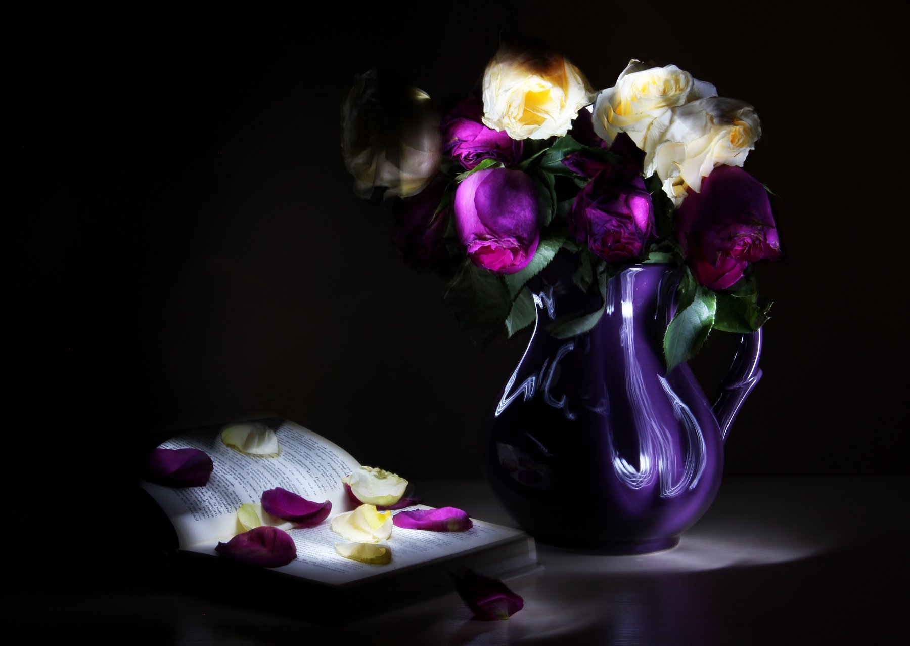 натюрморт, роза, белая, розовая, фиолетовый кувшин, ваза, книга, лепестки, Виктория Гусар