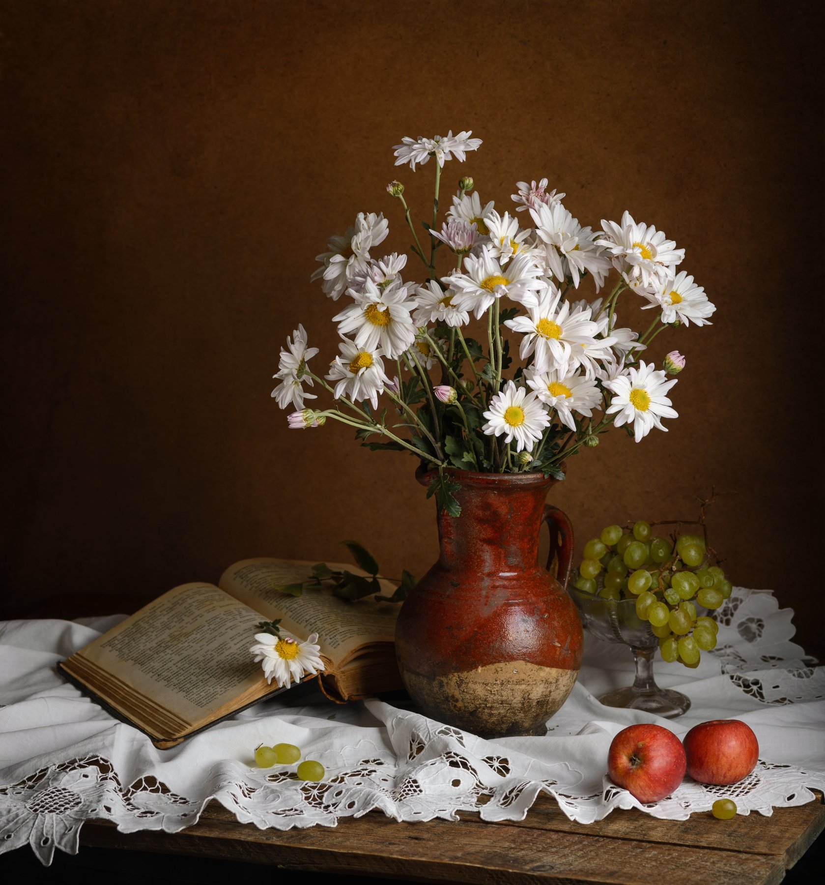 хризантемы, яблоки, книга, виноград, осень, fashionfoodfoto