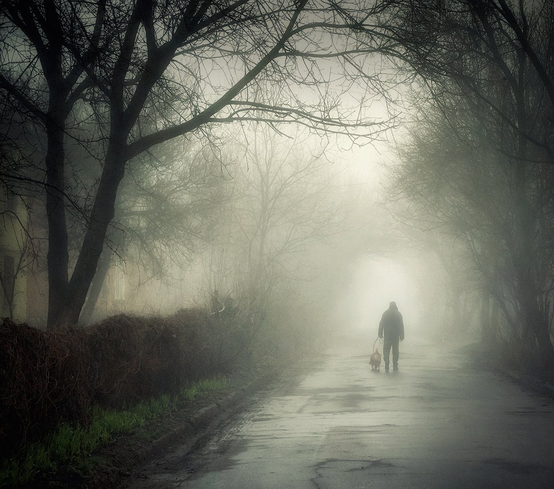 Фото уходящего мужчины в туман