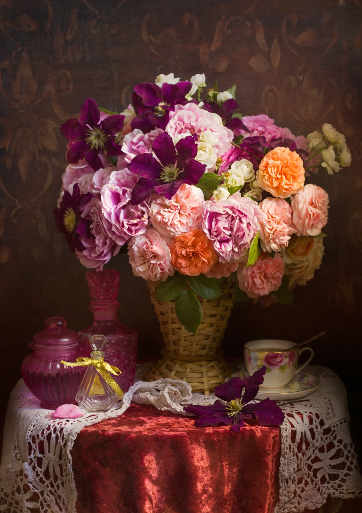 букет цветов, чашка чая, розы, клематисы. корзина,бархатная скатерть, Лионелла Зимина