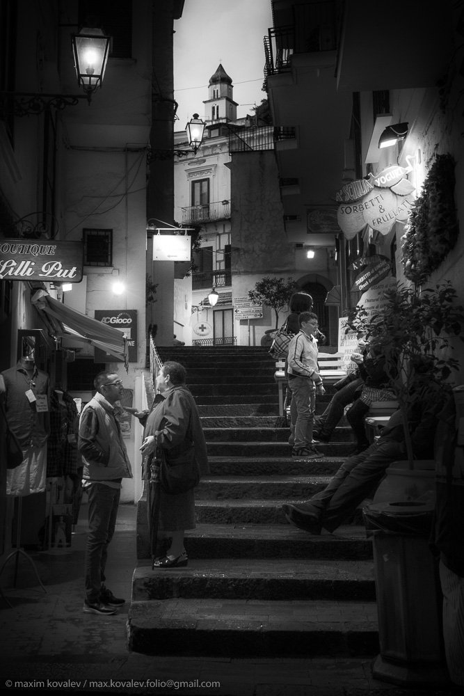 amalfi, europe, italy, architecture, autumn, bell tower, evening, gloaming, lamp, lane, stairs, talking, twilight, европа, италия, архитектура, беседа, вечер, колокольня, лестница, магазин, осень, переулок, разговор, сумерки, фонарь, Максим Ковалёв