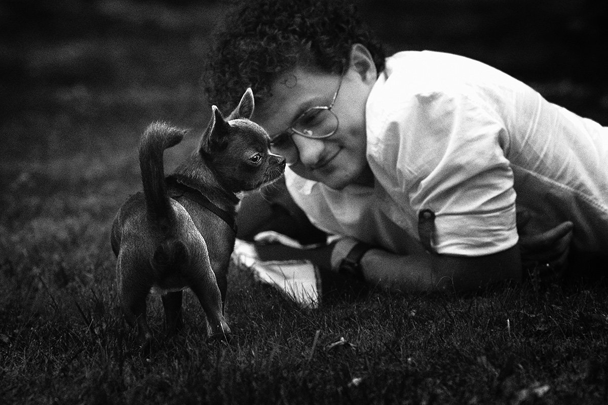 любимые животные, двое, черно-белое фото, уличное фото, Vera Trandina