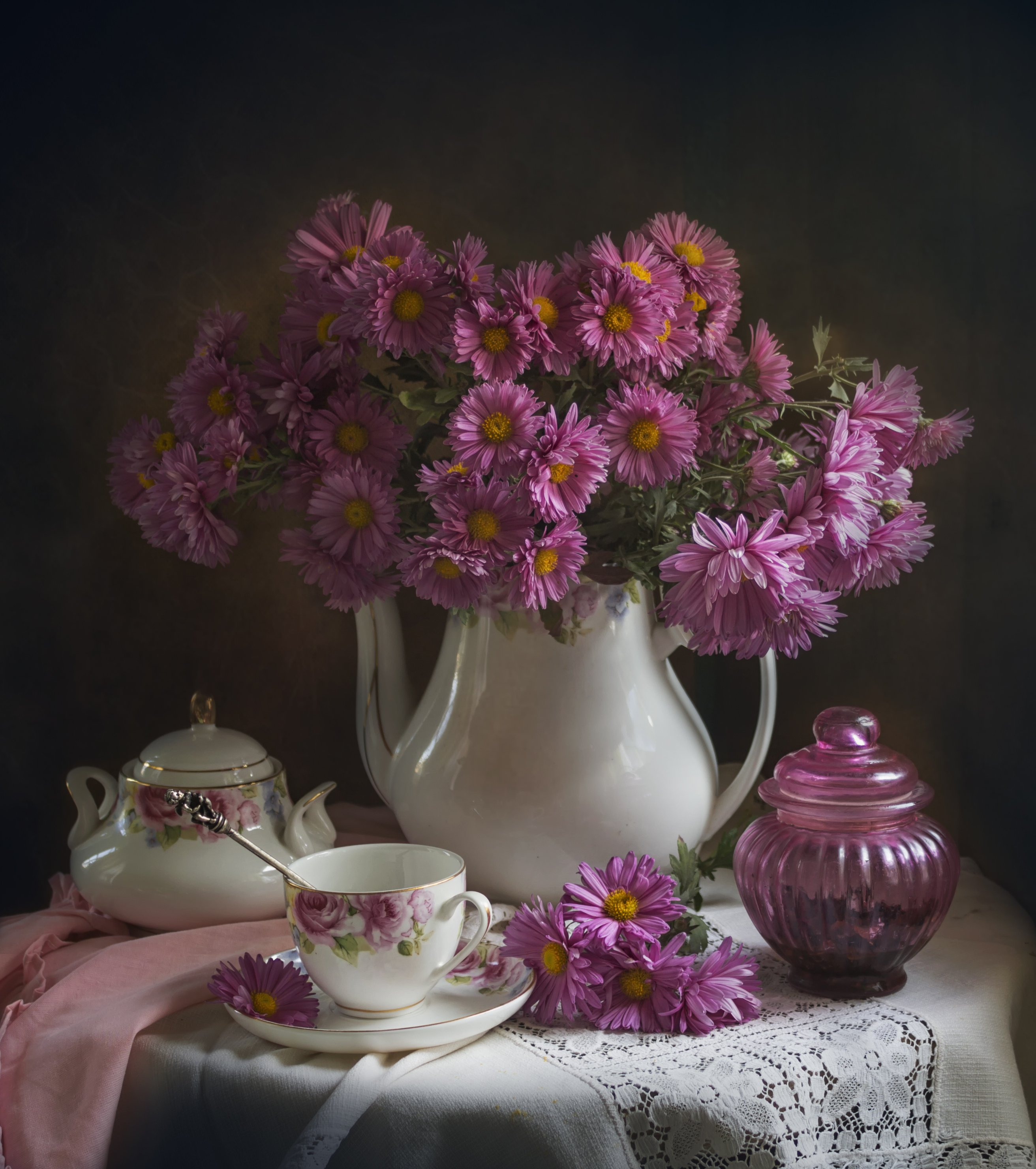 букет цветов, розовые хризантемы, чайник, чашка, белый кувшин, Лионелла Зимина
