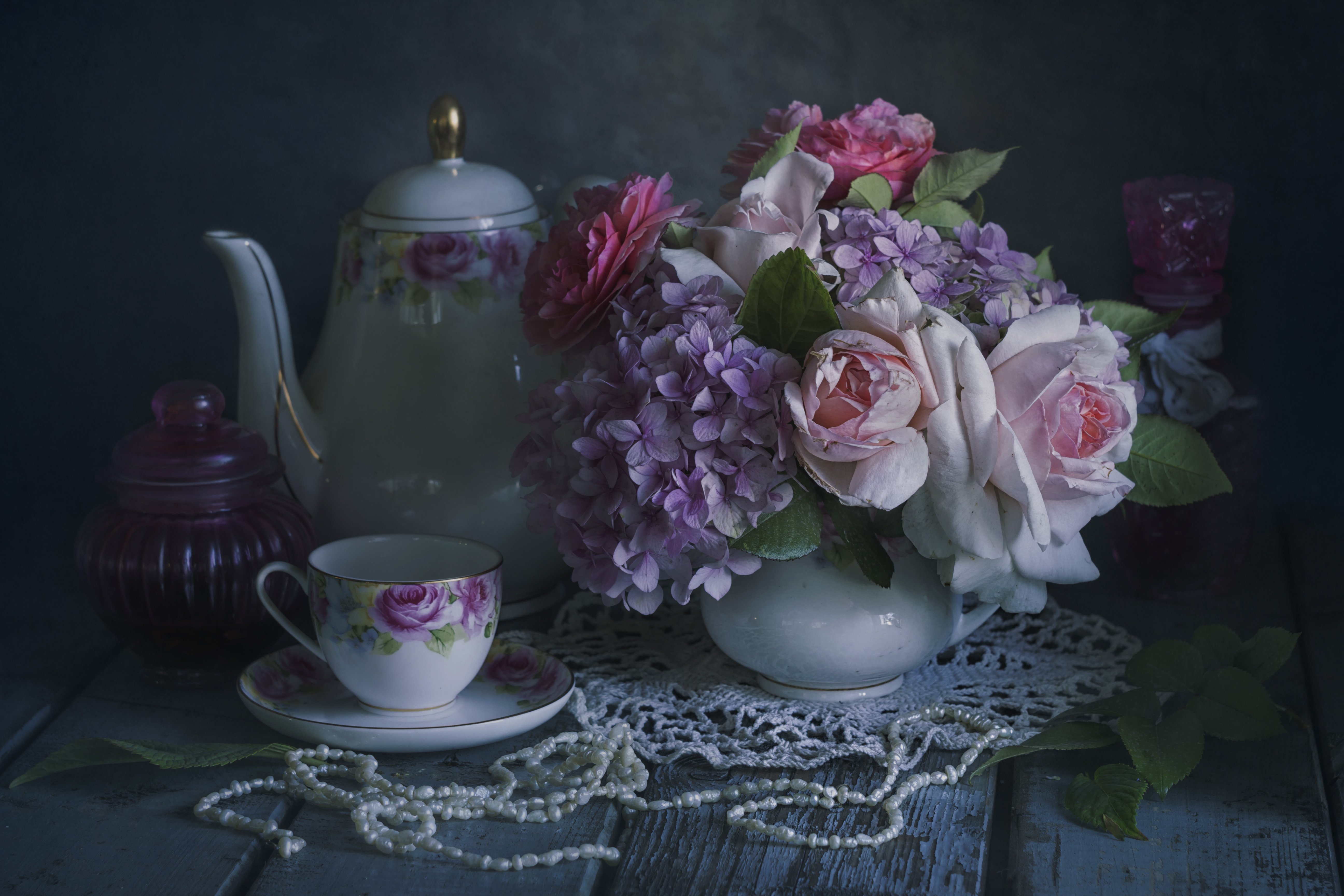 букет цветов, розы, бусы, гортензия, чашка чая, чайник, Лионелла Зимина
