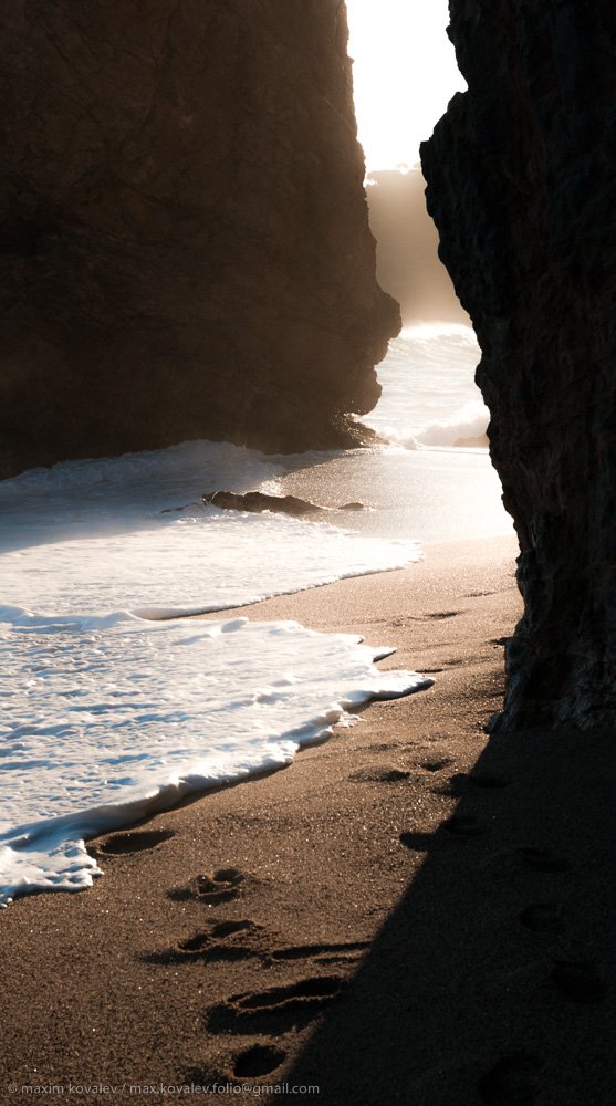 beach, catchlight, coast, foam, gauze, haze, morning, nature, panoram, rock, sand, sea, shadow, surf, track, water, wave, берег моря, блик, вода, волна, дымка, море, пена, песок, пляж, побережье, прибой, природа, скала, след, солнечно, тень, туман, утро, Максим Ковалёв