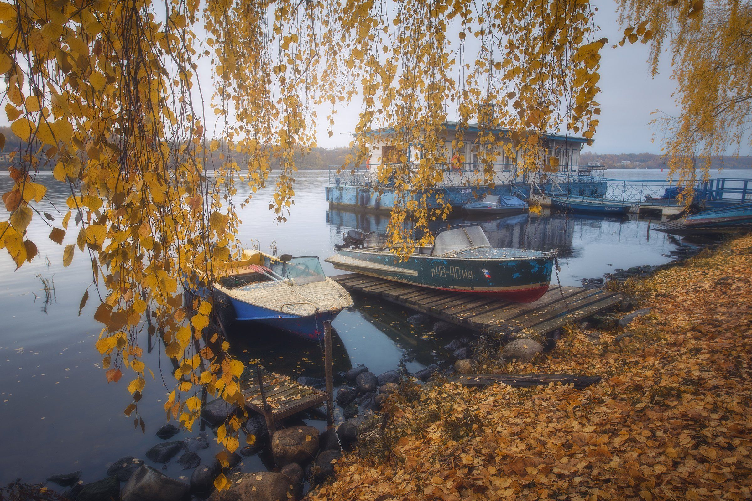 Причалить к берегу. Лодки Плес. Причал осень. Лодки Пристань осень. Катер на осенней реке.