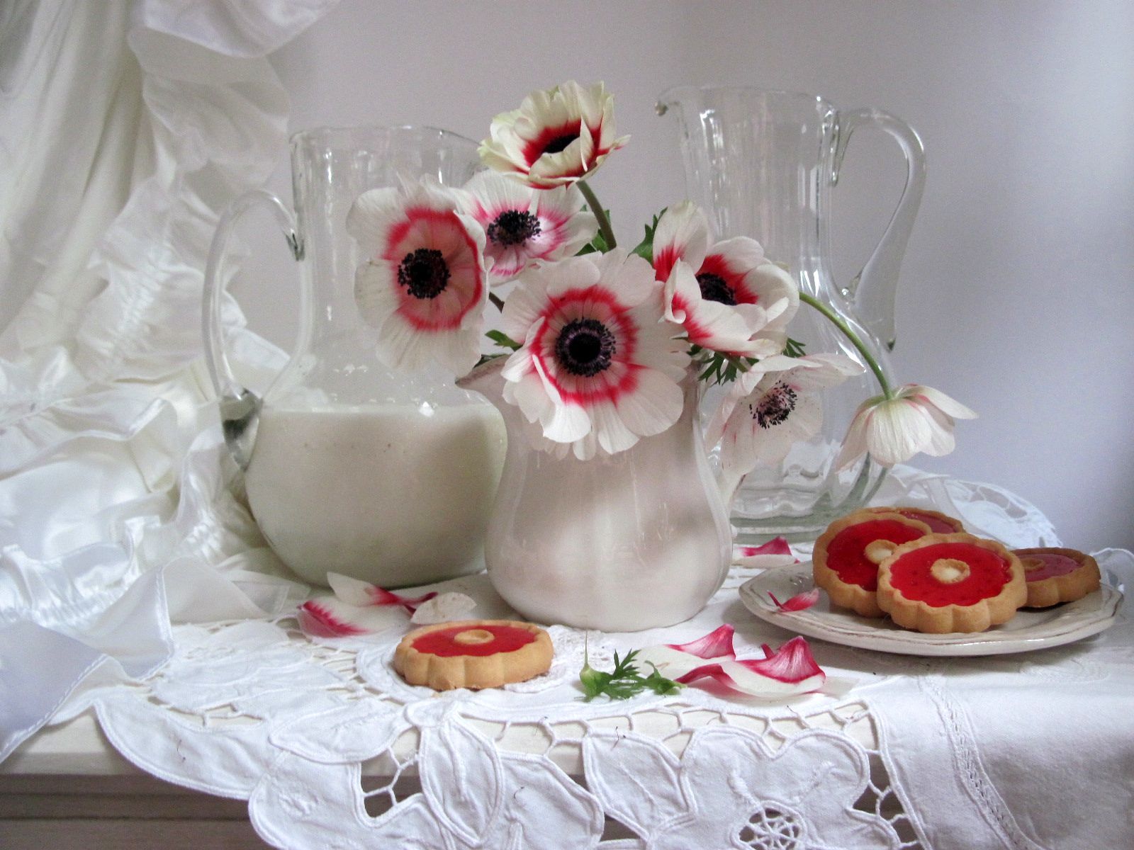 цветы, букет, анемоны, стекло, керамика, молоко, печенье. ришелье. штора "маркиза", Наталия Тихомирова