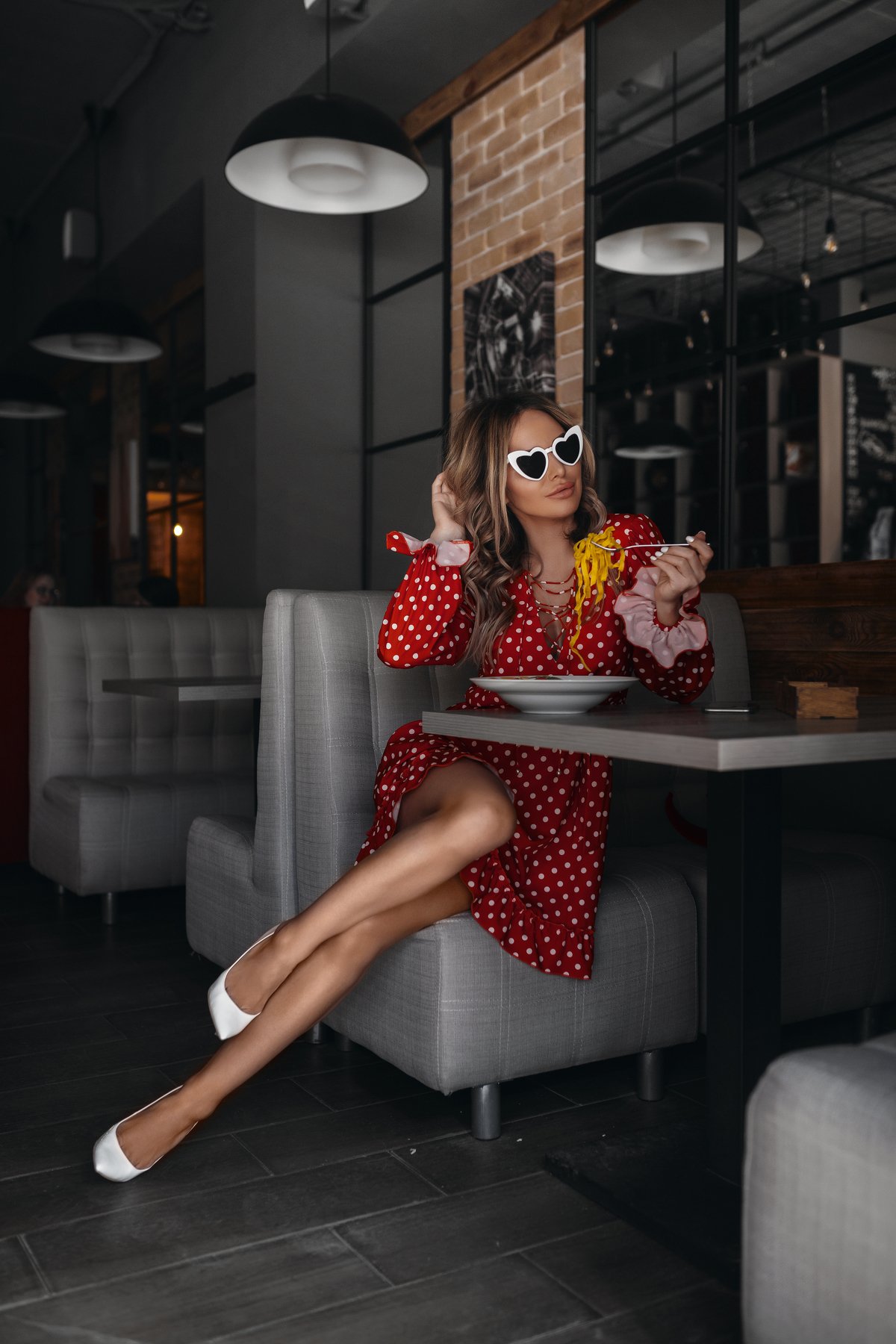 красное платье, в горошек, очки, завтрак, паста, девушка, кафе, Вадим Миронов