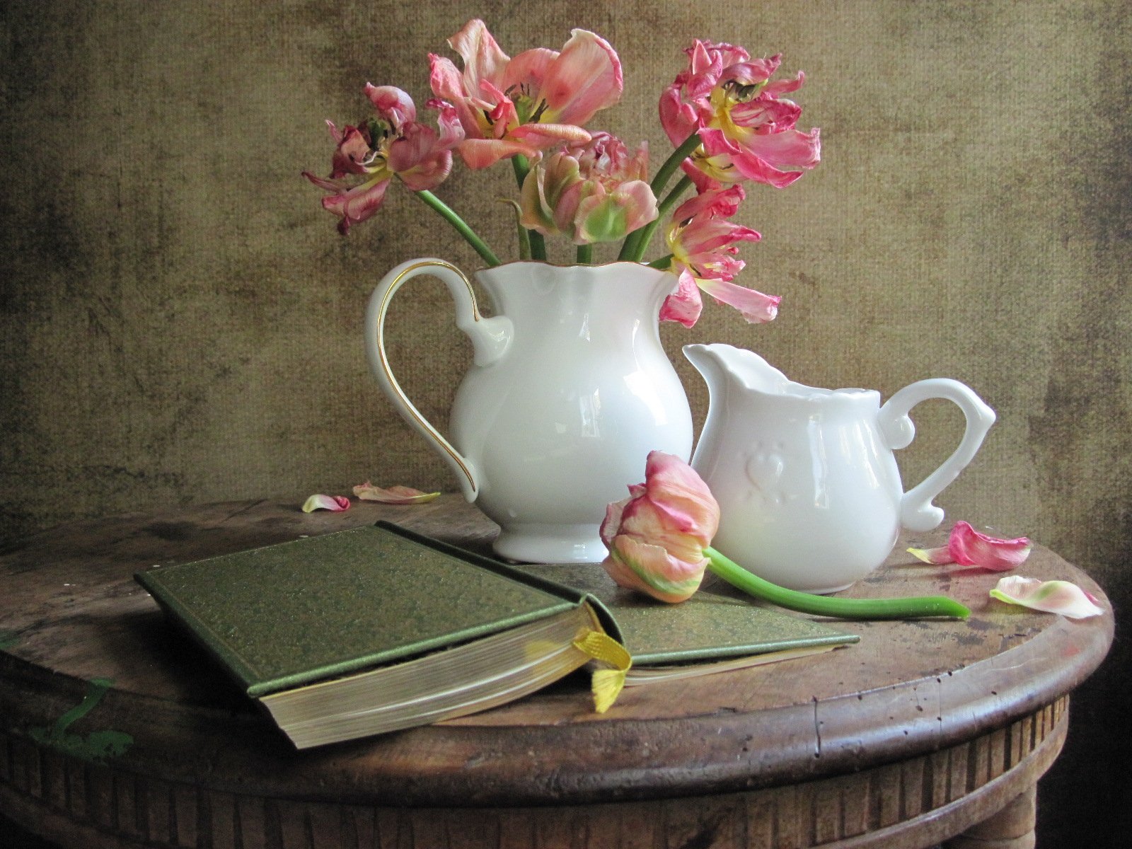 цветы, букет, тюльпаны, фарфор, керамика, книга, антикварный стол, Наталия Тихомирова