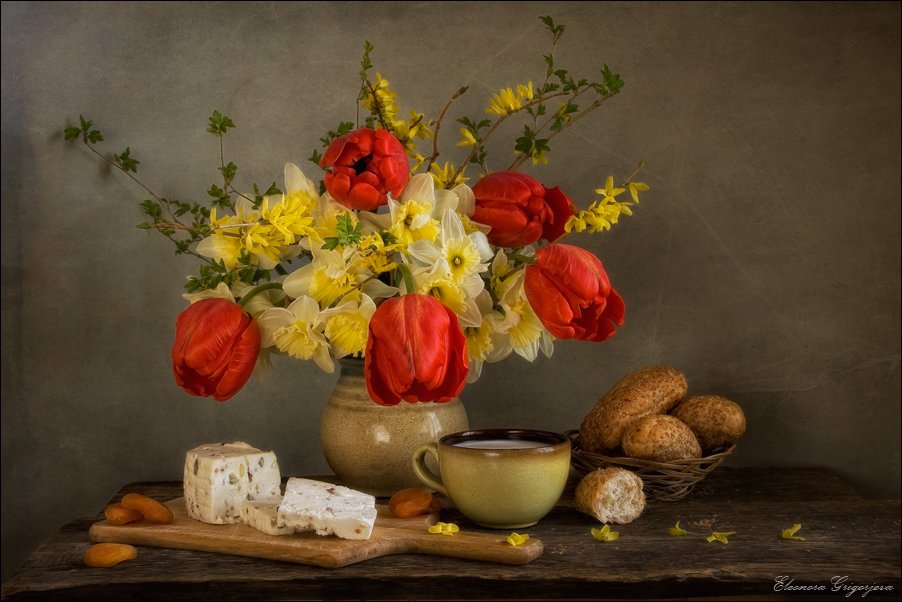 цветы, нарциссы, тыльпаны, форзикия, весна, красный, жёлтый, молоко, хлеб, сыр, натюрморт, Eleonora Grigorjeva