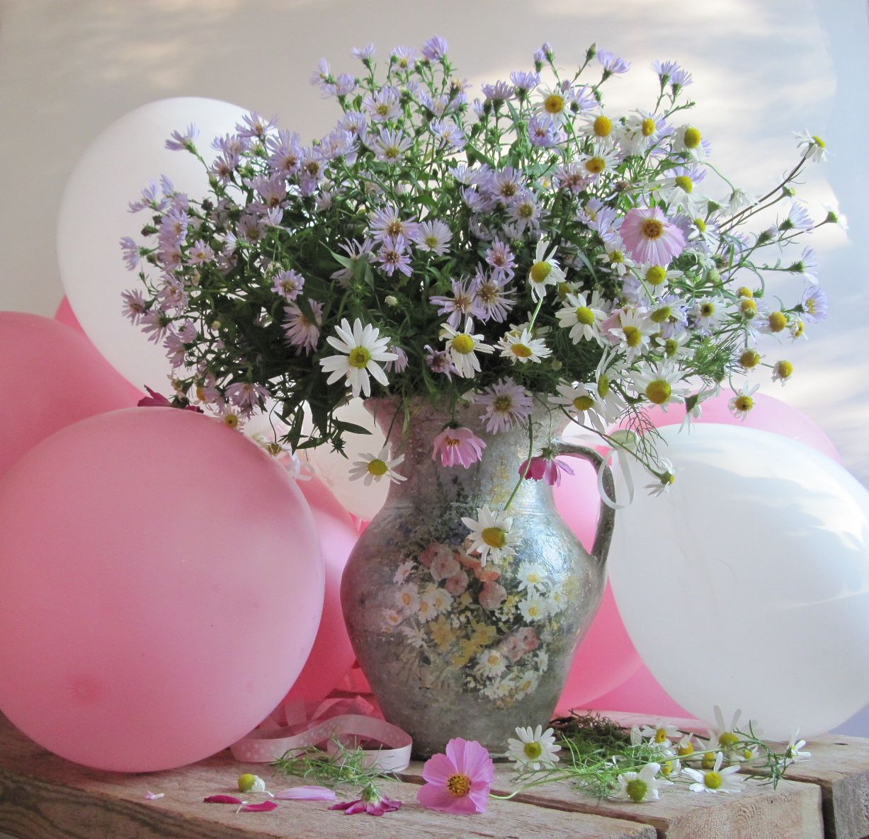 цветы, букет, ромашки, сентябринки, хризантемы, кувшин, воздушные шары, Наталия Тихомирова