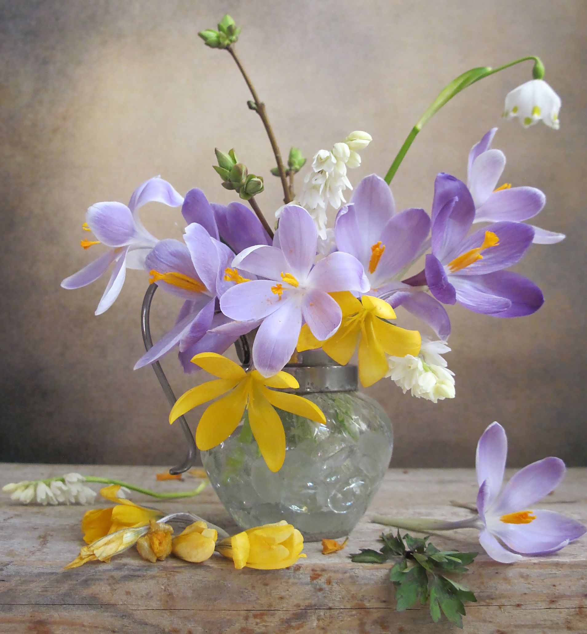 цветы, букет, первоцветы, крокусы, кувшин, винтаж, Наталия Тихомирова