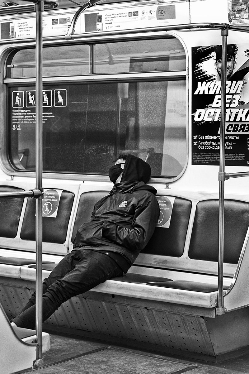 Чб фото,  метро, пассажиры, пандемия, жанровое фото, уличное фото, Vera Trandina
