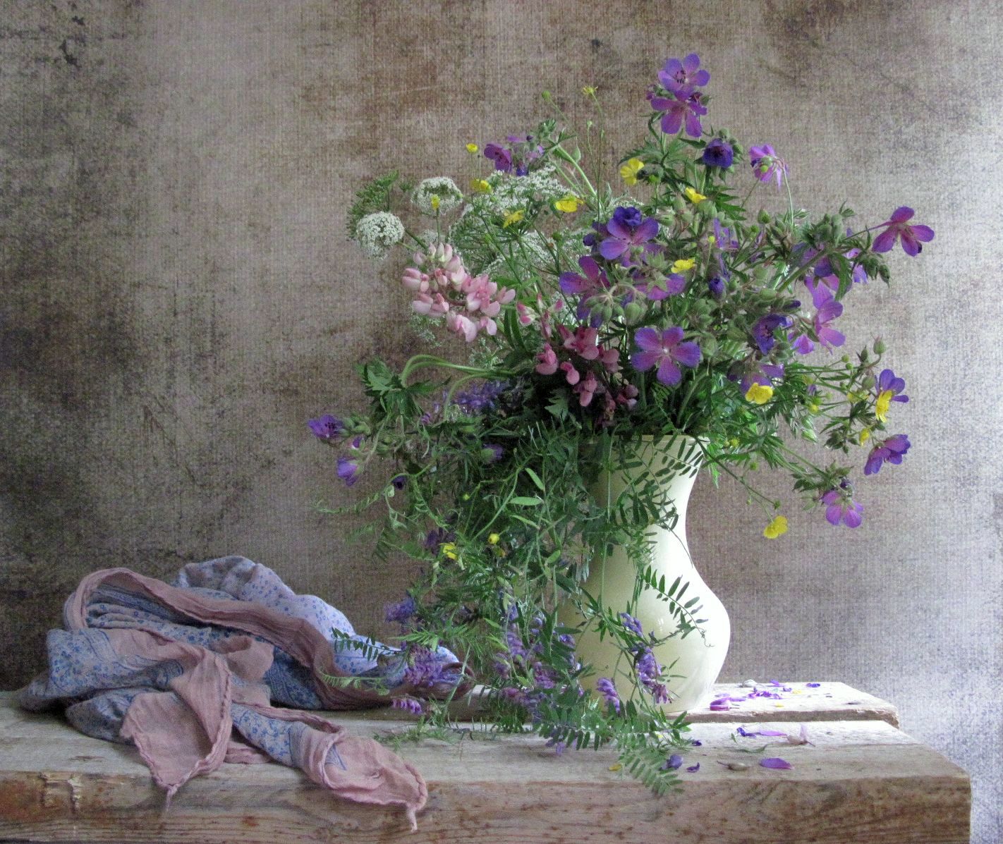 цветы, букет, люпины, лютики, сныть, мышиный горошек, платок, Наталия Тихомирова