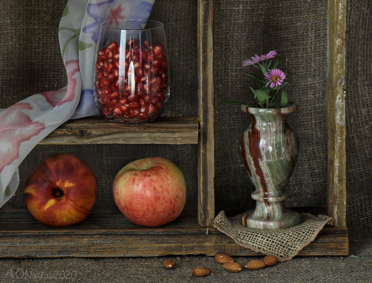 вазочка,цветы,яблоко,персик,зерна,гранат,платок,бокал,миндаль,циновка, Ольга Новикова