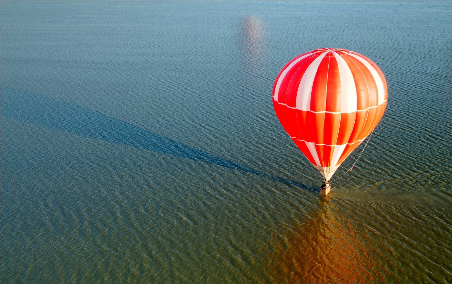 Шар над морем. Воздушные шары над морем. Воздушный шар над морем. Полет на воздушных шарах. Воздушные шары над водой.