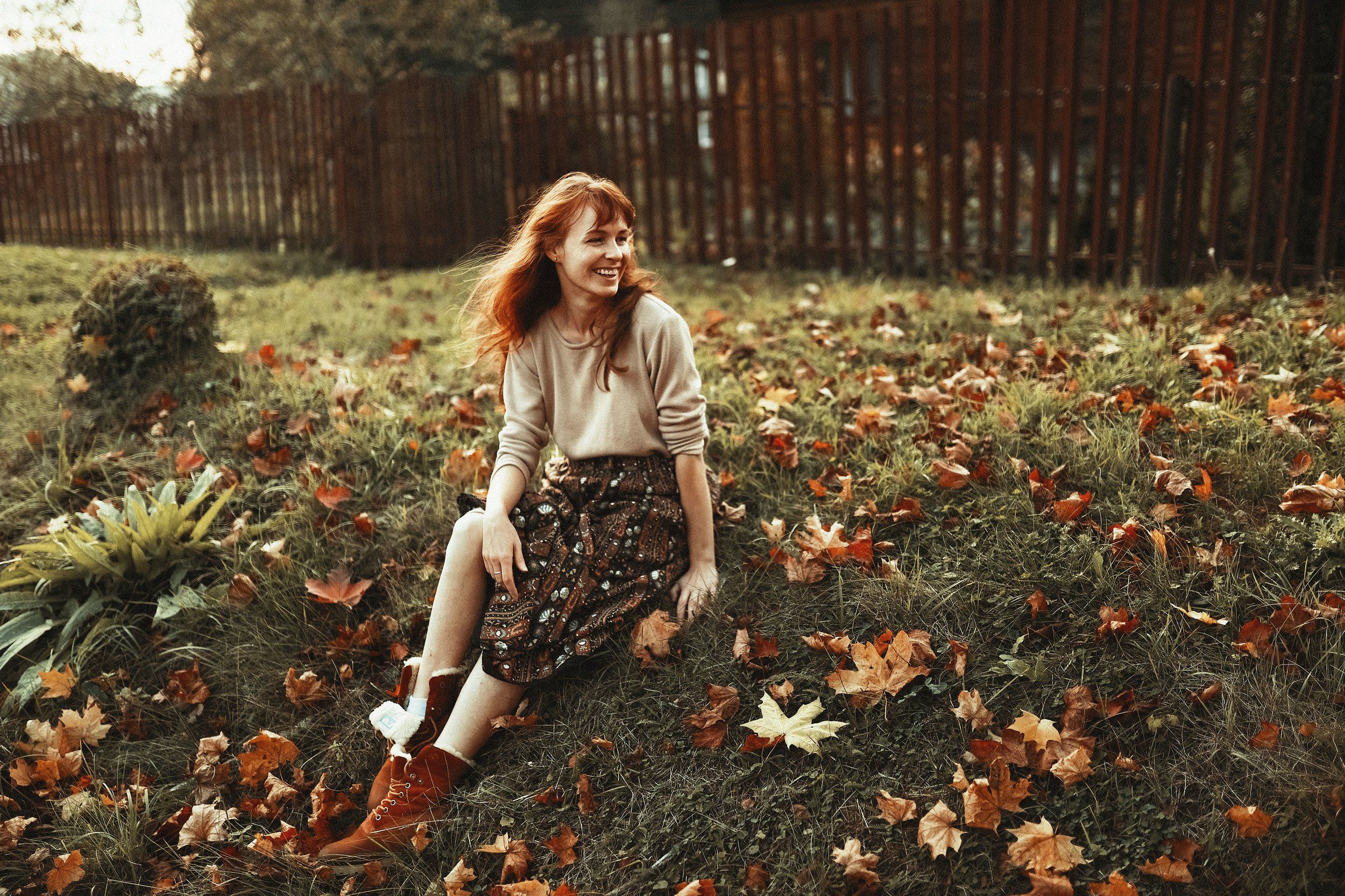рыжая девушка осень радость улыбка листья листопад осень деревня кантри ретро, Марина Еленчук