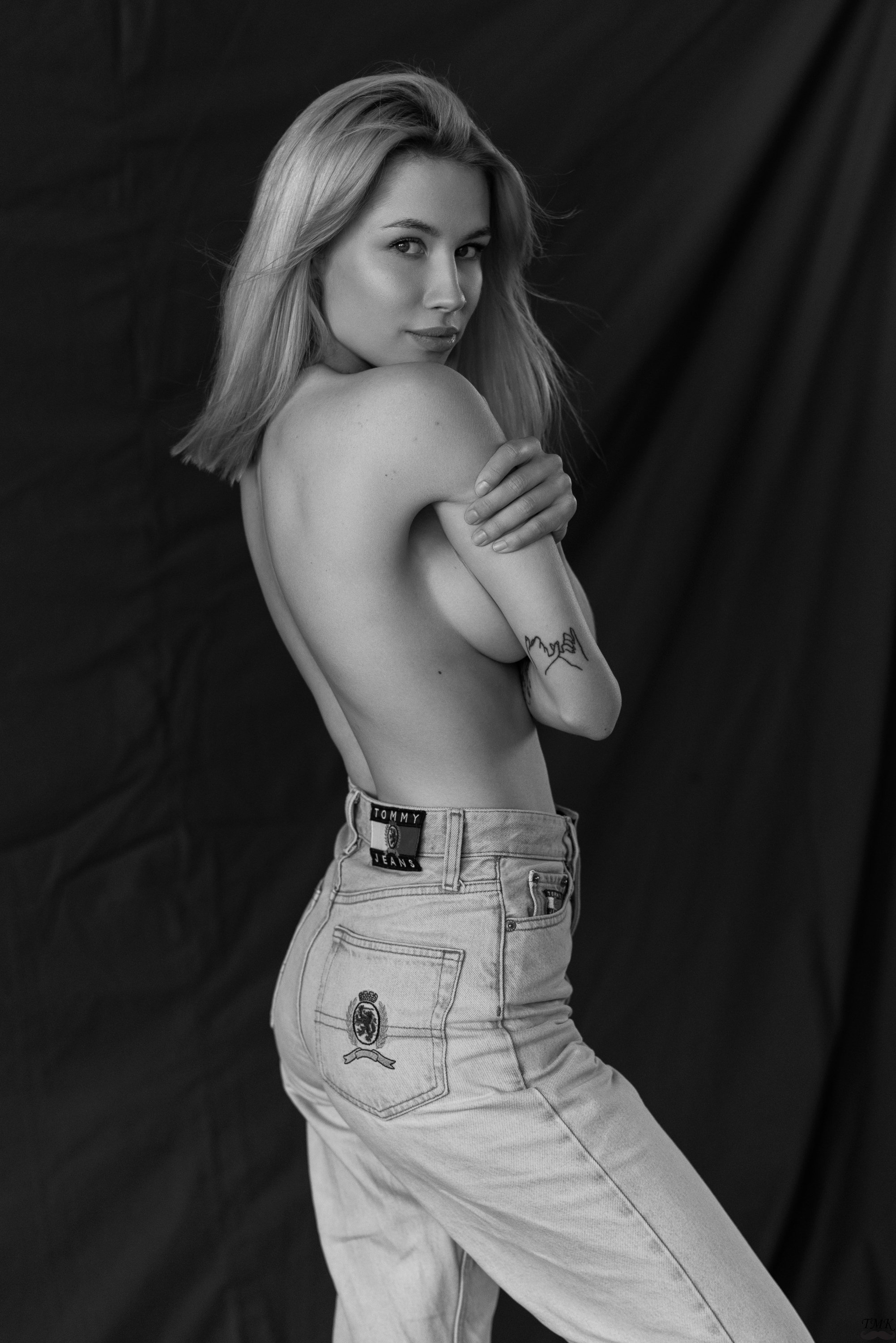 woman, portrait, bw, black and white, natural light, nikon, people, beauty, monochrome, jeans, topless, covered, Tomas Masoit