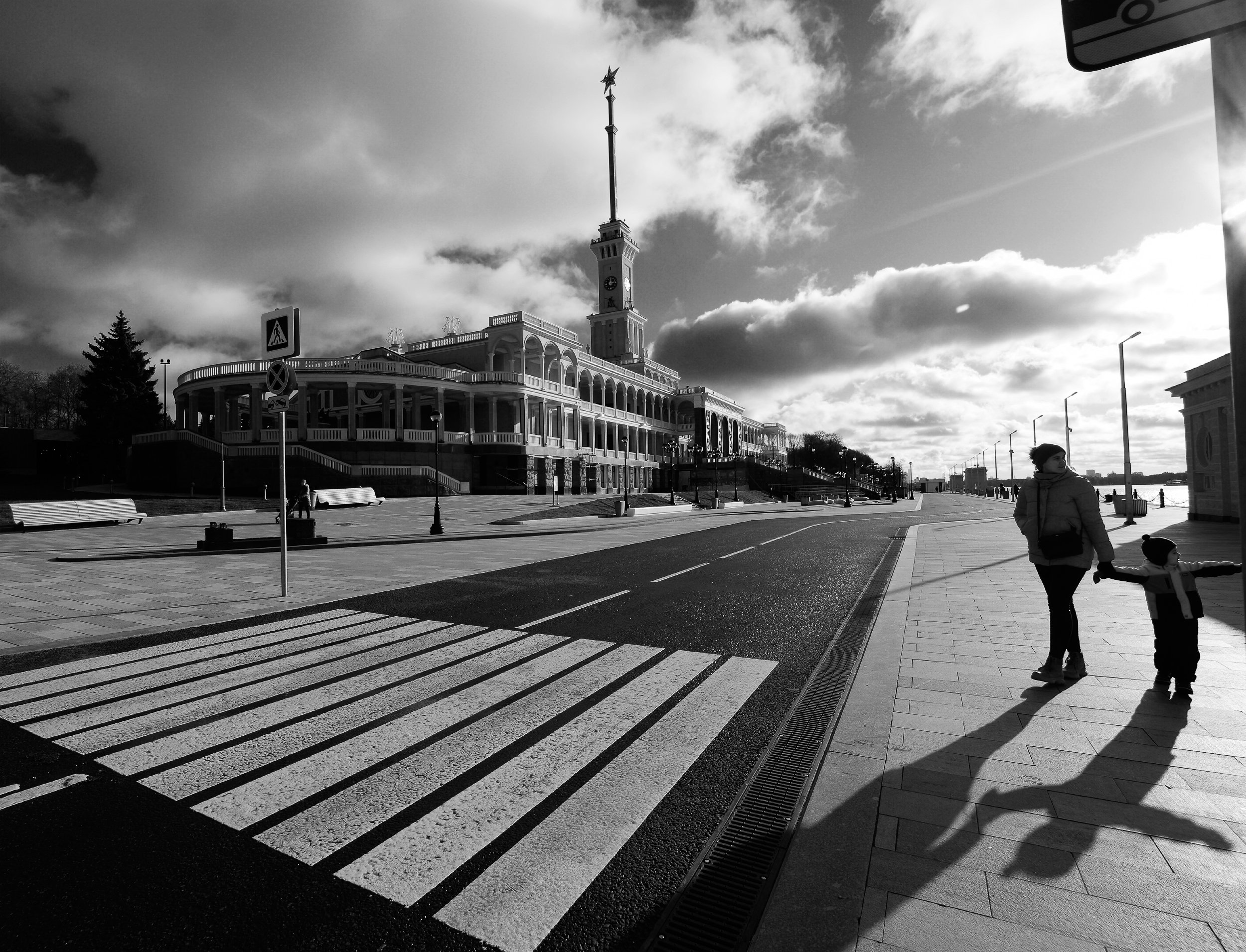 речной вокзал, переход, пешеходы, контровый свет, тень, крест, Дмитрий Ткаченко