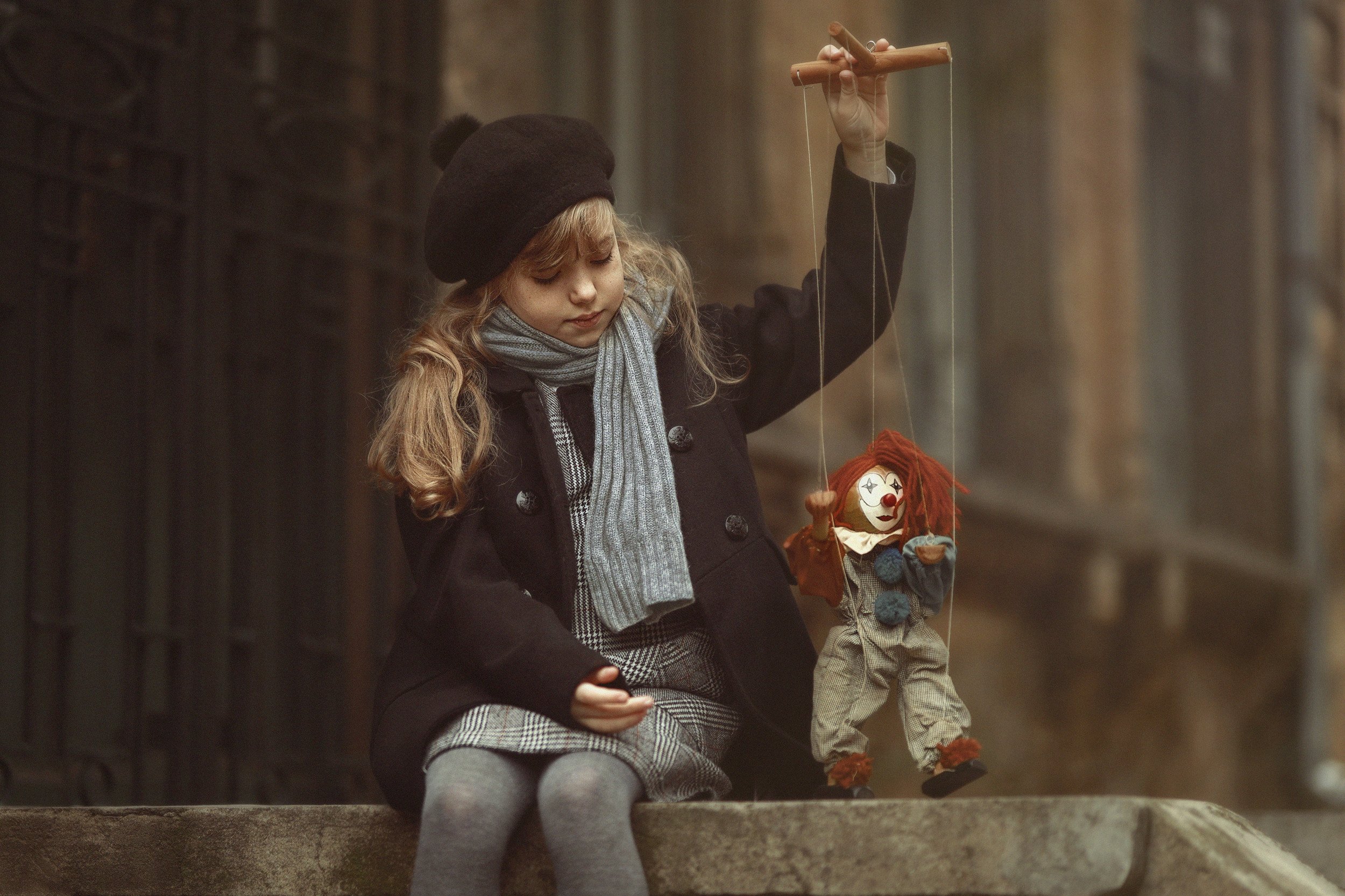 девочка ребенок клоун марионетка улица осень игра старый дом ретро, Марина Еленчук