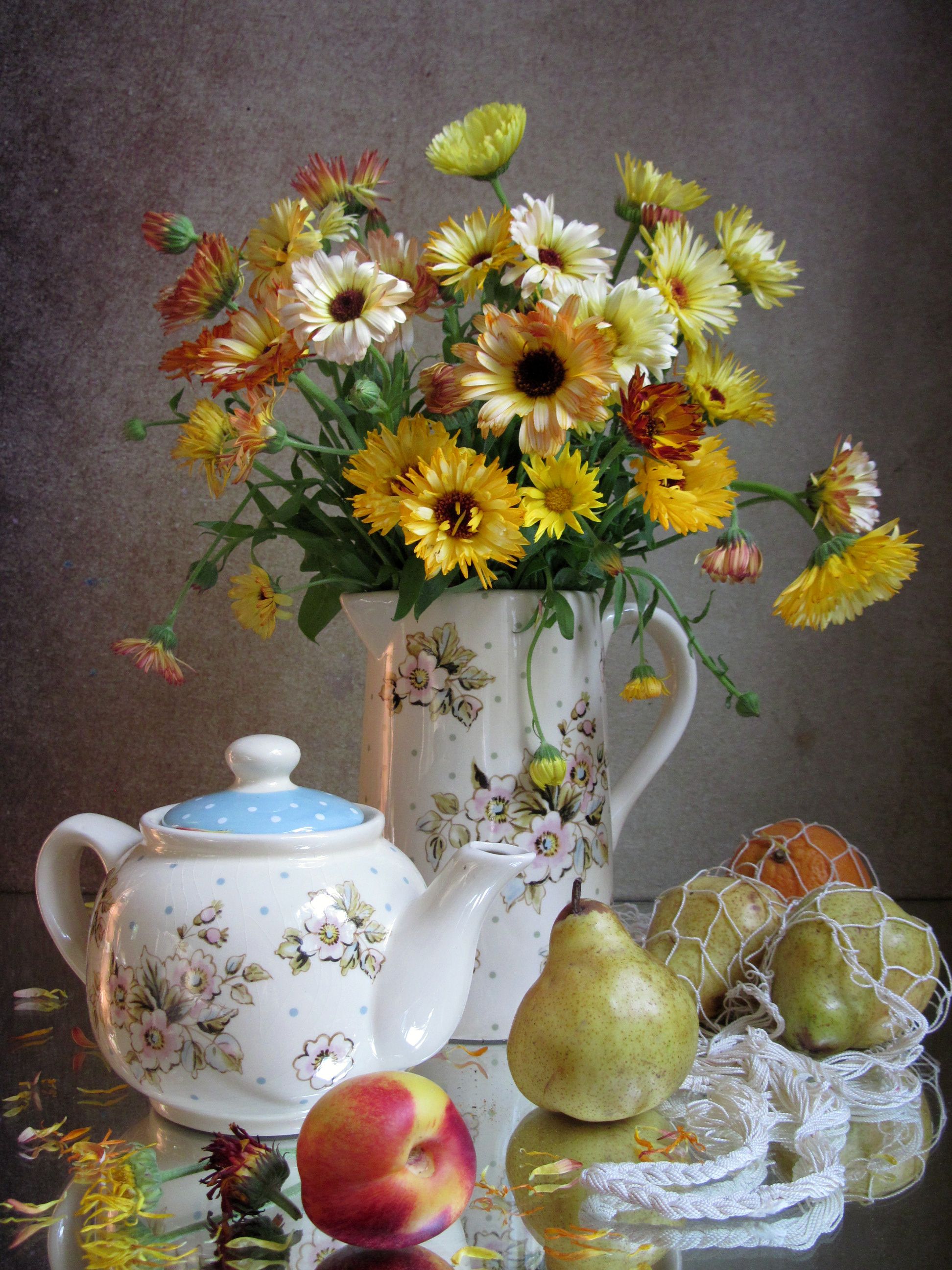цветы, букет, фарфор, кувшин, чайник, сетка, фрукты, груши, апельсин, яблоко, Наталия Тихомирова