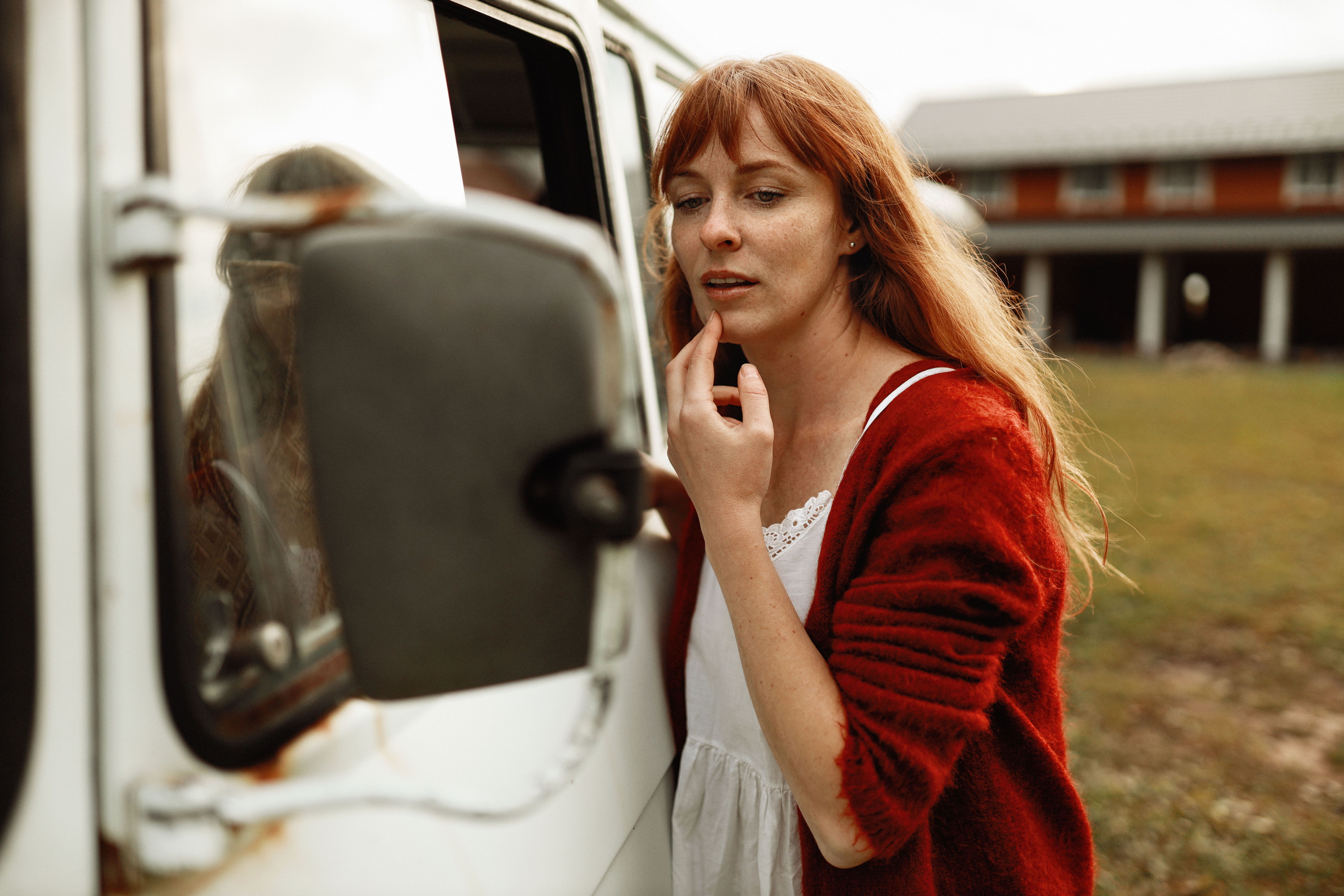 село деревня девушка рыжая осень автобус зеркало веснушки взгляд губы, Марина Еленчук