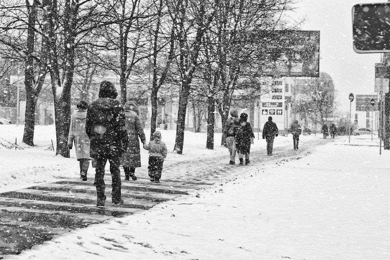 чб фото, снег, прохожие, уличное фото, Vera Trandina