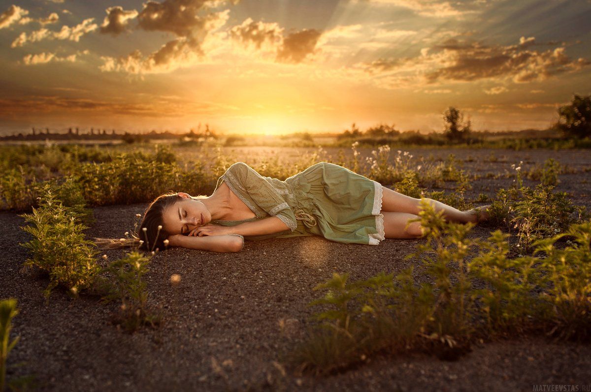 Земля устала. Левушка лежит на земле. Девушка в гармонии с природой. Фотосессия с землей.