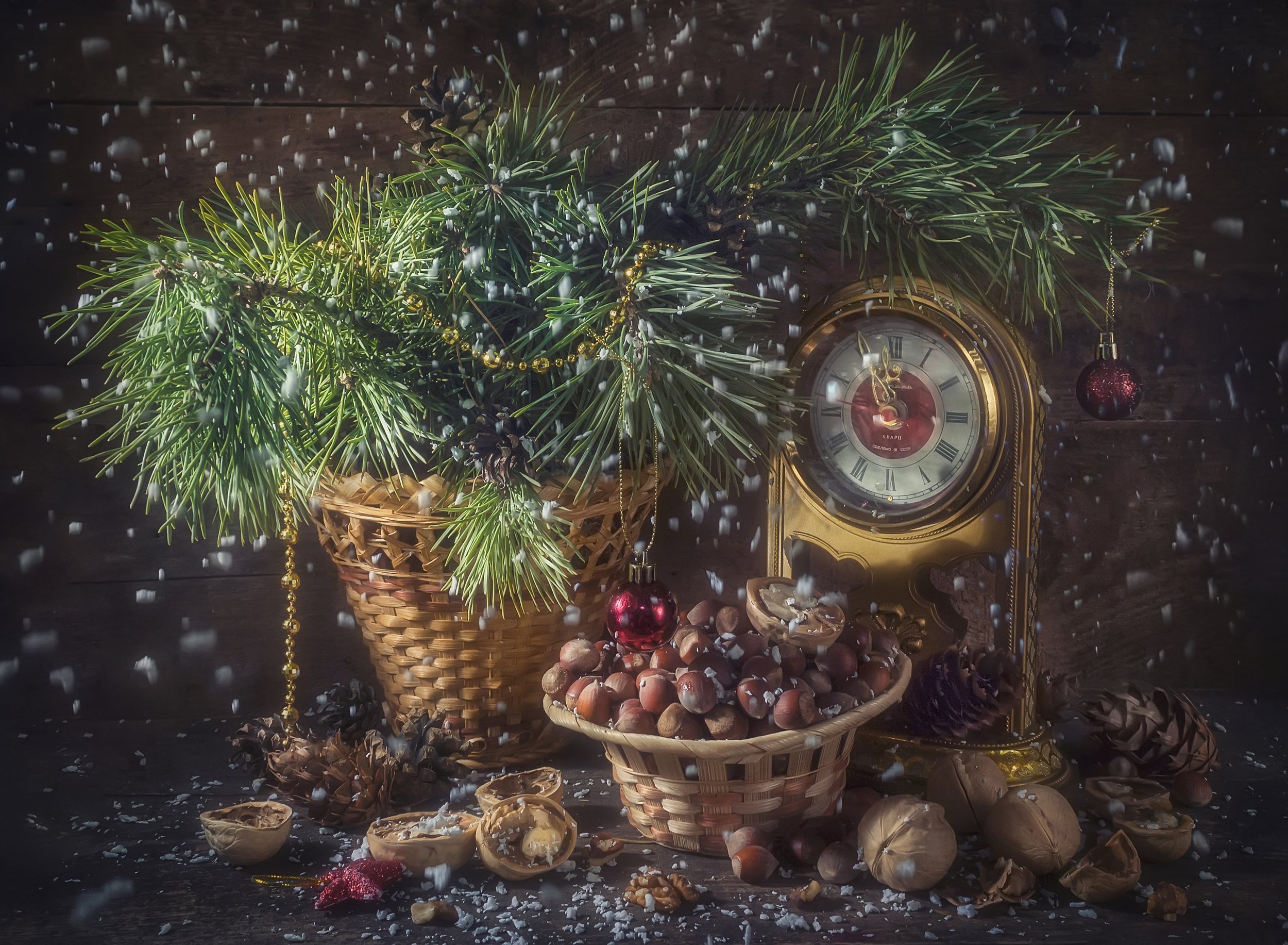 ёлочные игрушки,ёлка,ветка,шарики,новый год,праздник,корзина,часы,снег,орехи, Владимир Володин