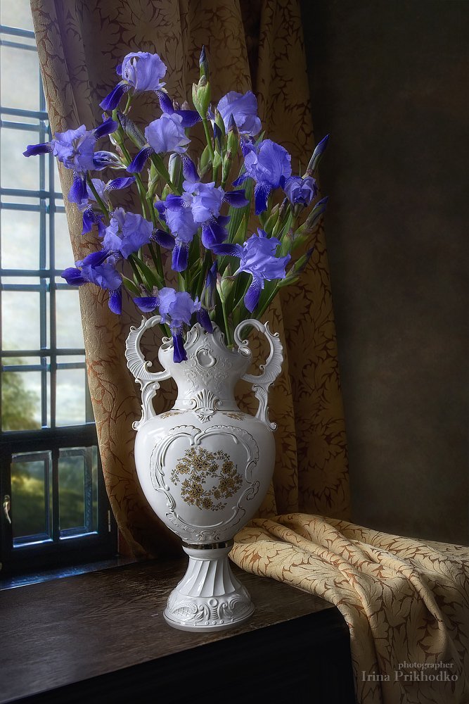 натюрморт, букет, цветы, ирисы, старинная ваза, винтажный, художественное фото, Ирина Приходько