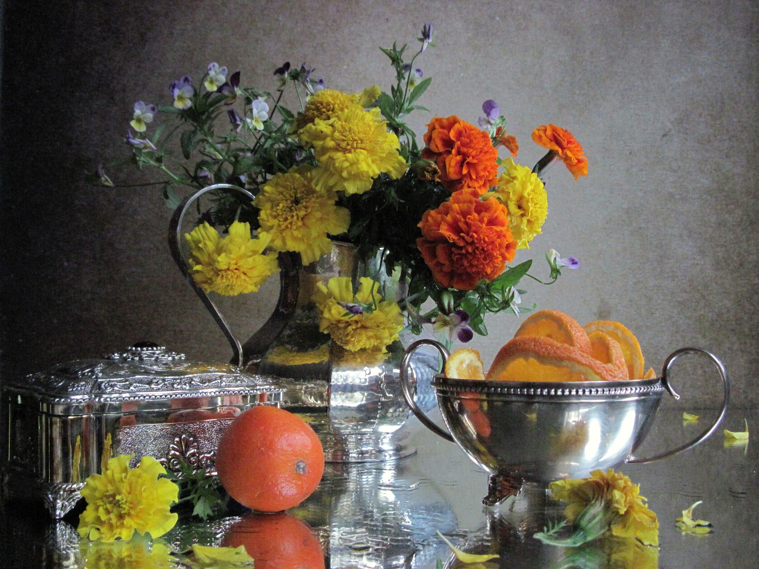 цветы, букет, бархатцы, анютины глазки, кувшин, ваза, шкатулка, мандарины, Наталия Тихомирова