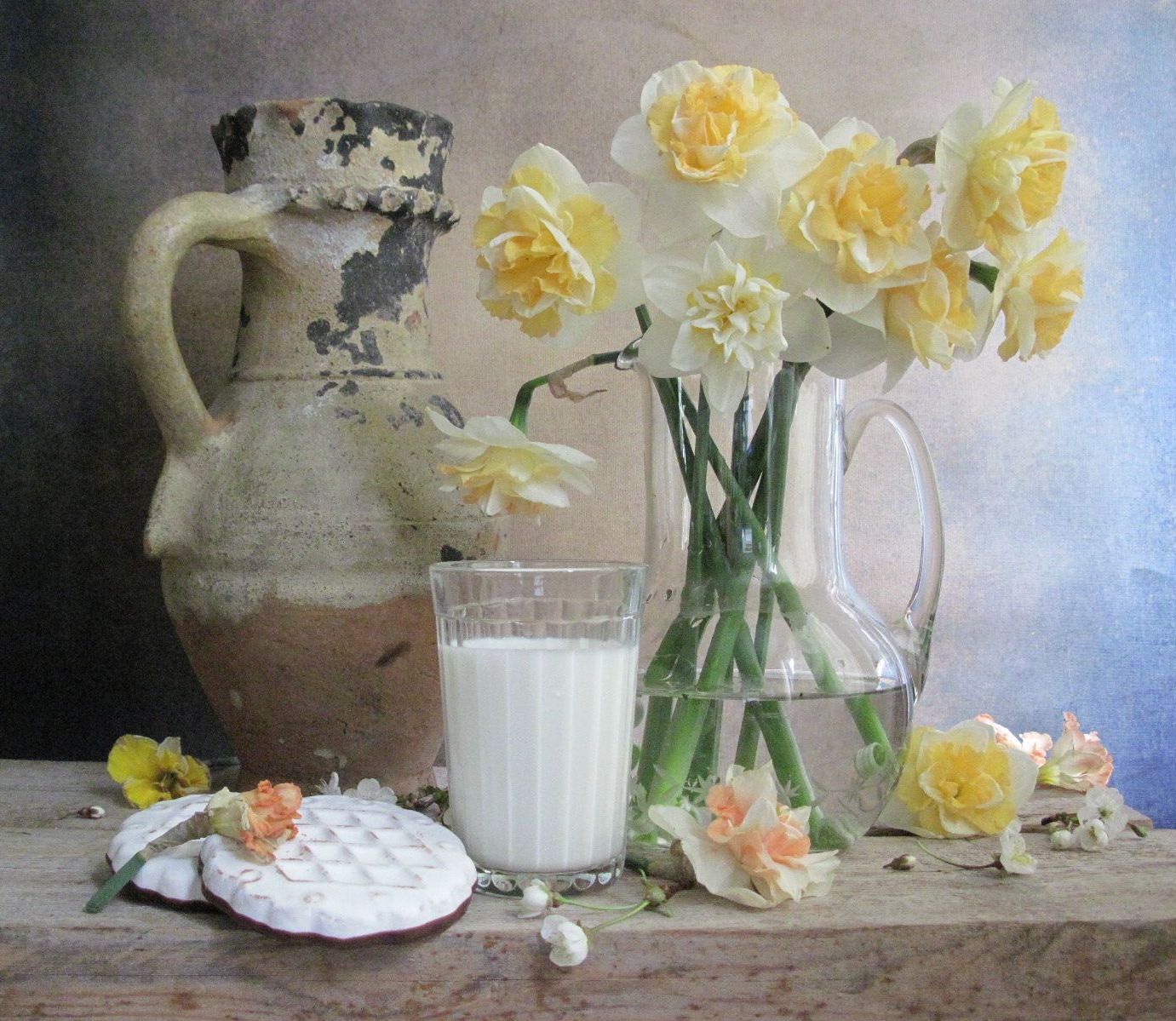 цветы, букет, нарциссы, кувшины, стакан, молоко, печенье, Наталия Тихомирова