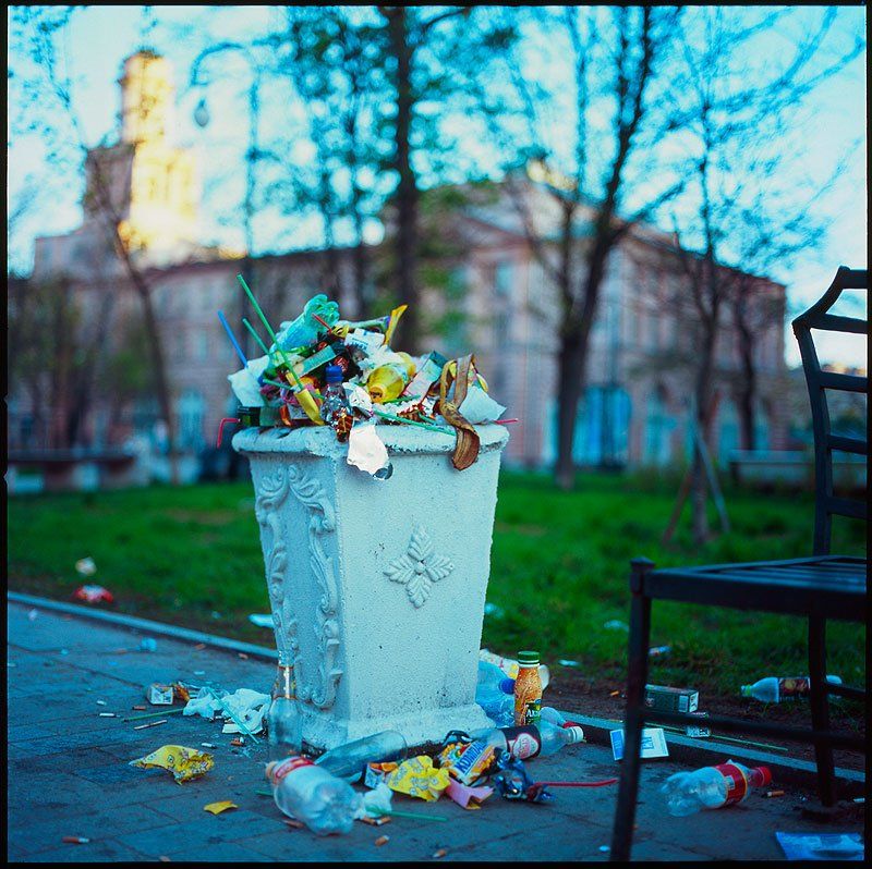 мусорка, бутылки, утро, скамейка, в парке, город, Александр Сударчиков