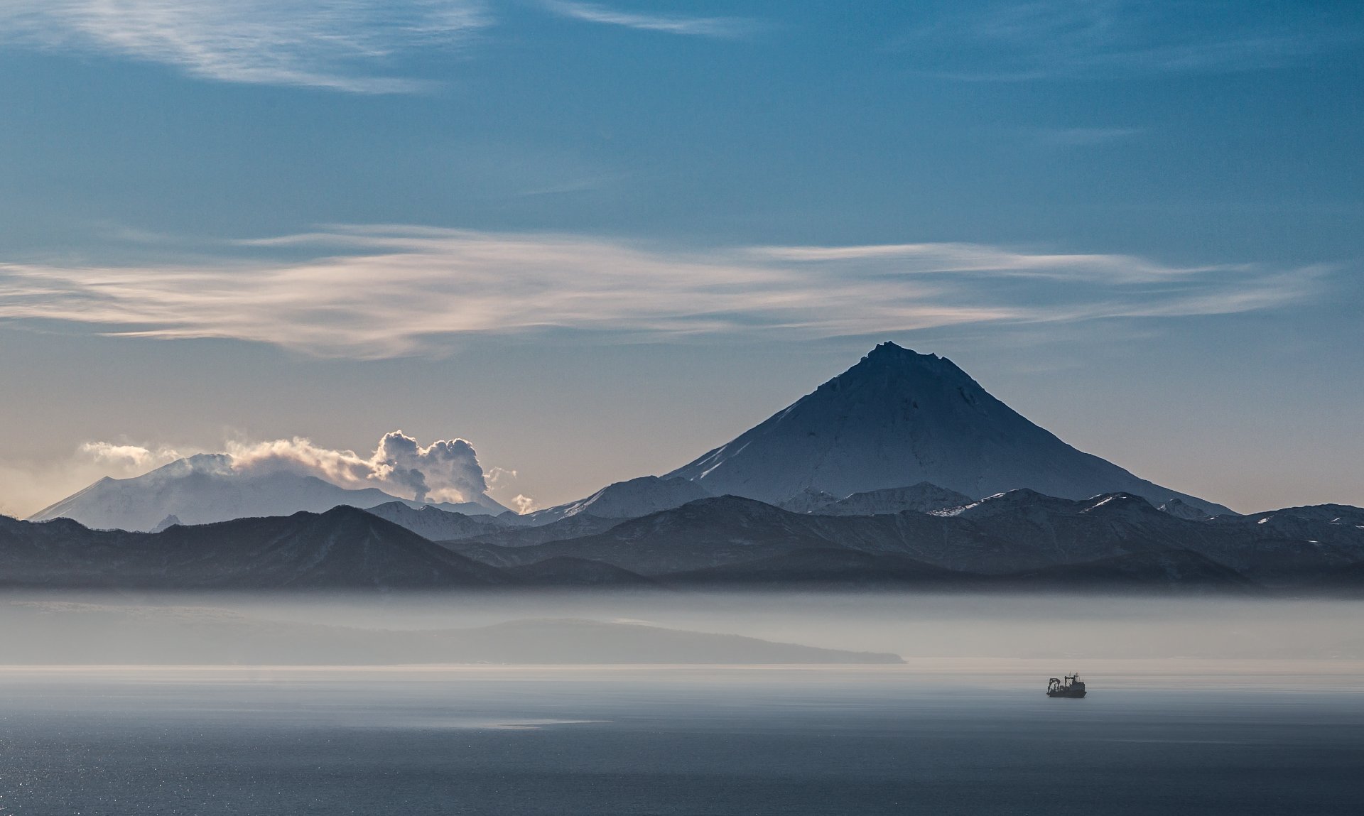 Авачинская бухта лайнер вулкан фото