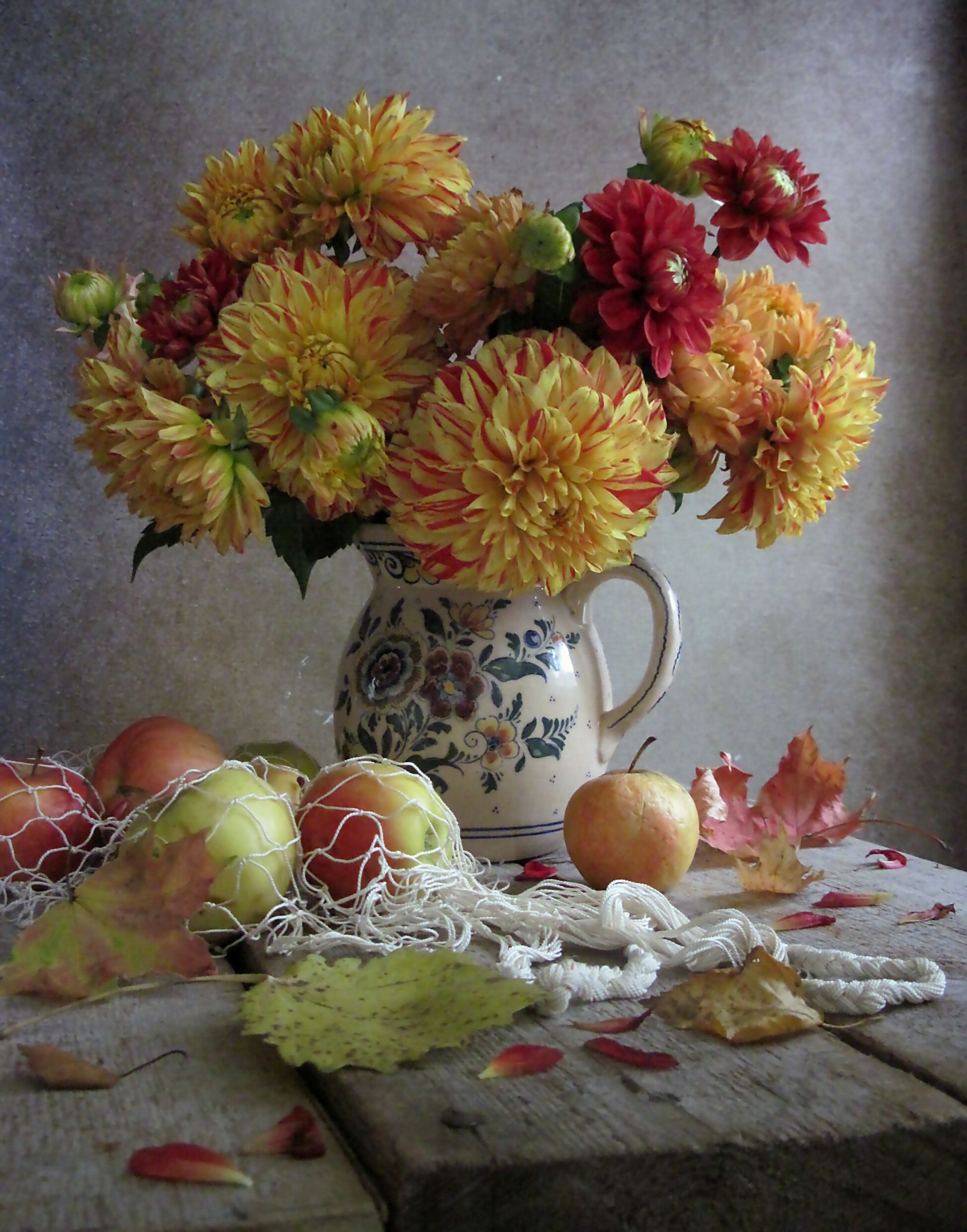 цветы, букет, георгины, яблоки, сетка, листья, кувшин, винтаж, Наталия Тихомирова