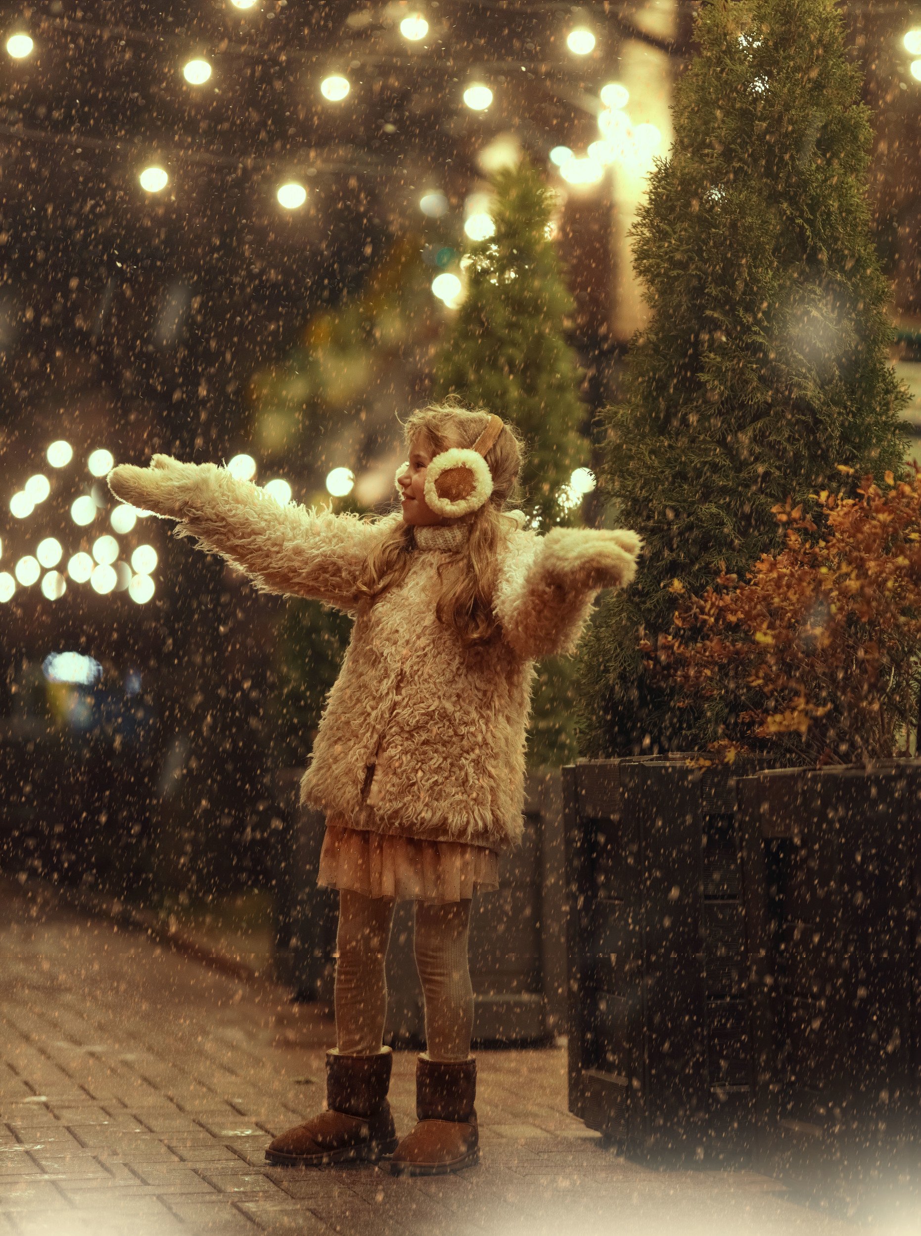 девочка   детство вечер снег радость холод зима варежки огни лампочки снегопад, Марина Еленчук