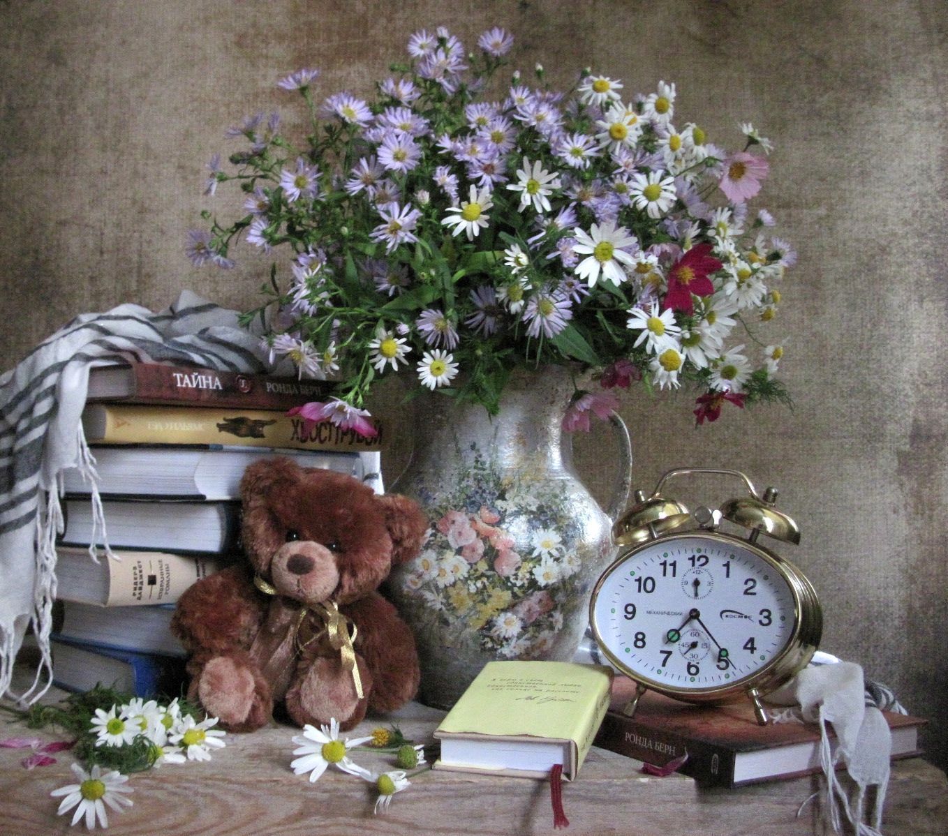 цветы, букет, сентябринки, ромашки, космея, книги, будильник, игрушка, медвежонок, шарф, Наталия Тихомирова